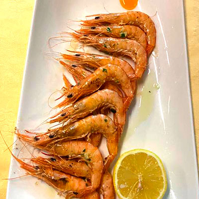 Gambas a la plancha con aceite de ajo y pereji