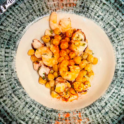 Menú especial garbanzos salteados con pulpo y gambas